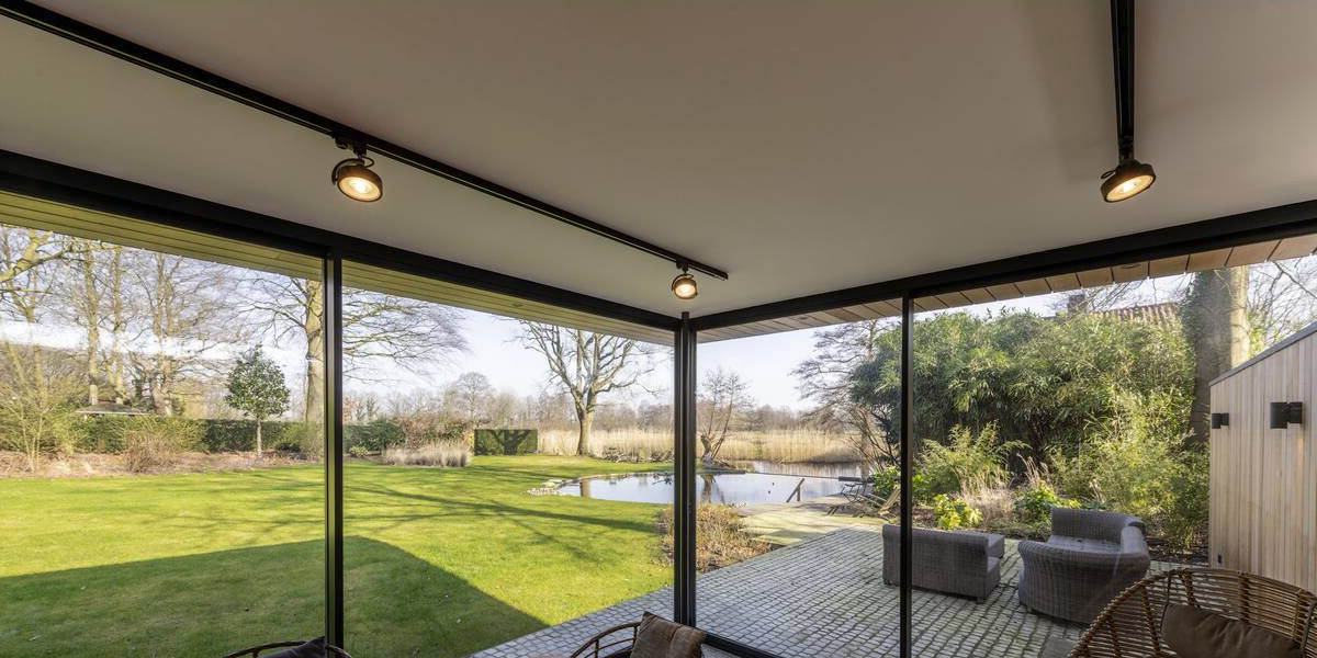 3-fase railspots in een woonkamer