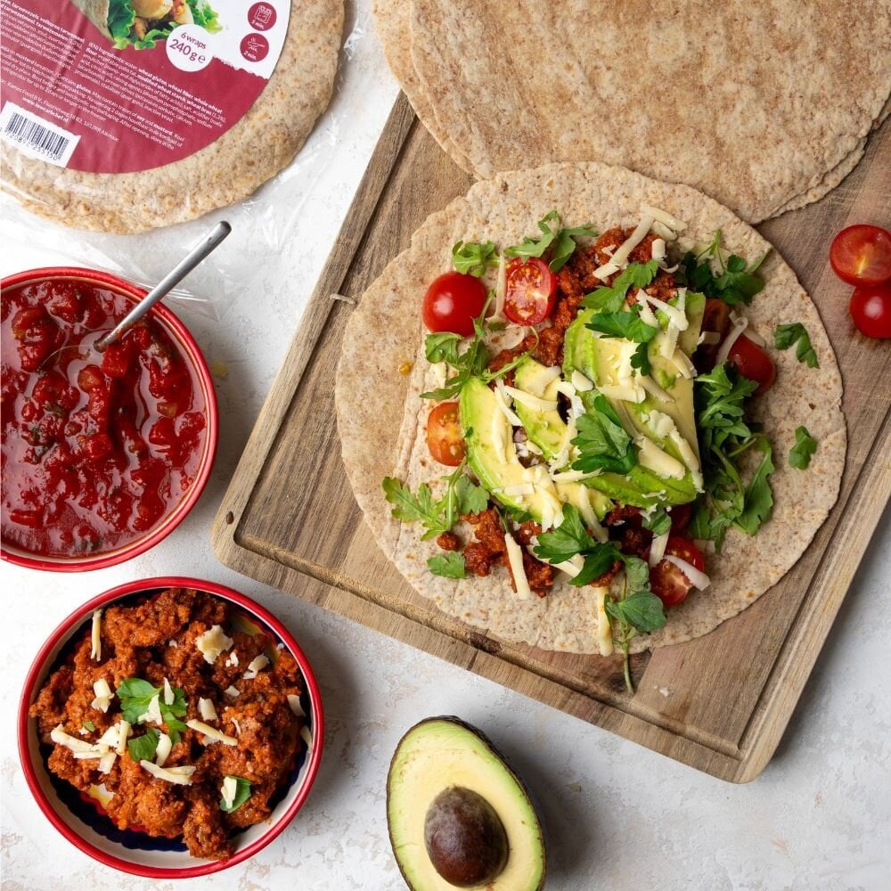 Gevulde keto wrap op een snijplank
