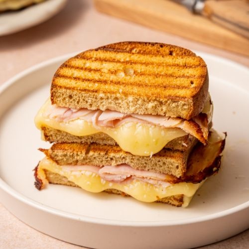 Luxe koolhydraatarme tosti met ham, belegen kaas en mozzarella