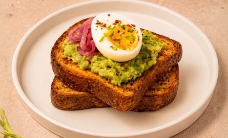 Koolhydraatarme avocado toast met ei