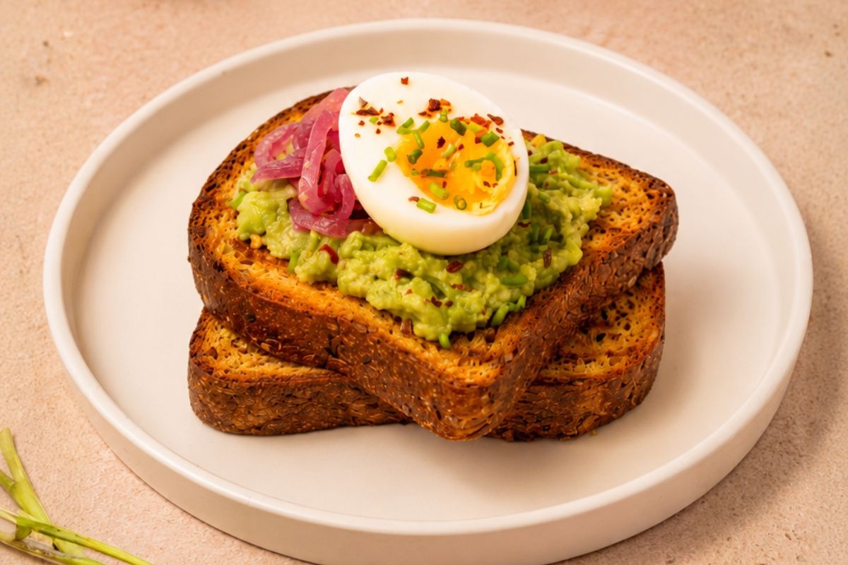 Koolhydraatarme avocado toast met ei