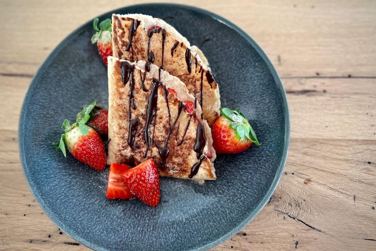 Koolhydraatarme cheesecakewraps met roomkaas, kaneel en aardbeien