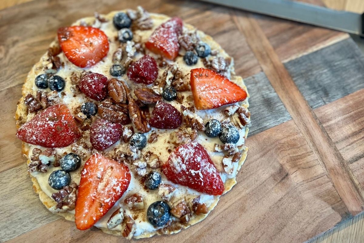 Koolhydraatarme dessertpizza met ricotta, rood fruit, pecannoten en kokos