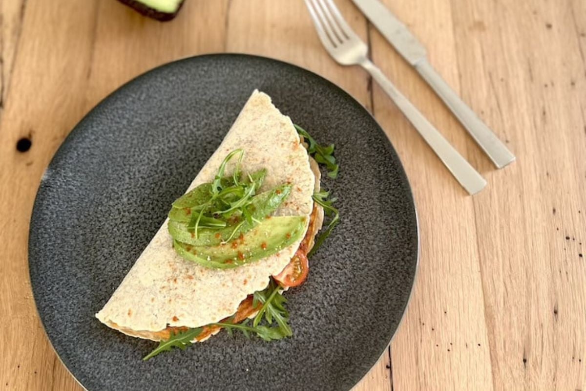 Koolhydraatarme ontbijtburrito met ei, kaas, avocado en tomaat