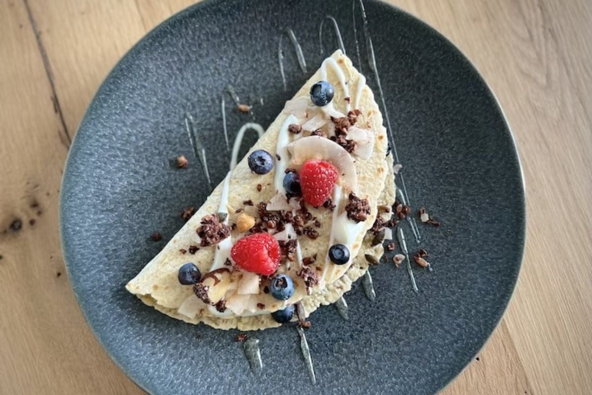 Koolhydraatarme ontbijtwrap met yoghurt, granola, bessen en frambozen