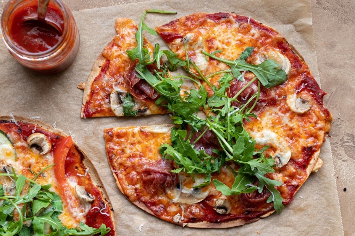 Koolhydraatarme pizza wraps met champignons, courgette, paprika, parmaham en salami