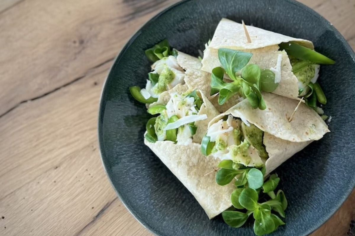 Koolhydraatarme wrap met kabeljauw, pesto, groene paprika en veldsla