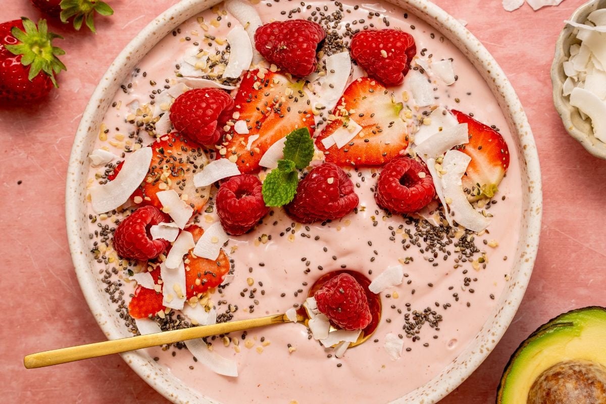 Aardbeien smoothiebowl met keto granola en kokos
