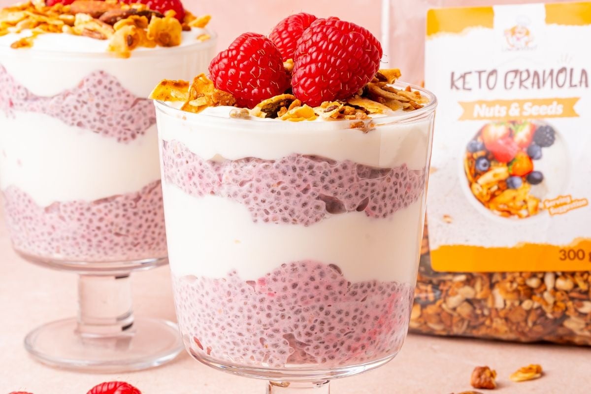 Chiapudding met frambozen, yoghurt en keto granola