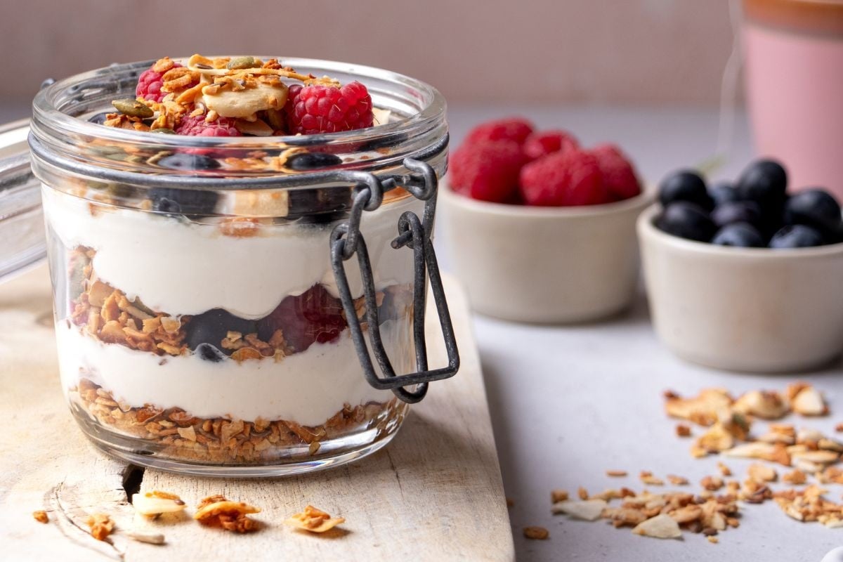 Cottage cheese met keto granola, frambozen en bosbessen