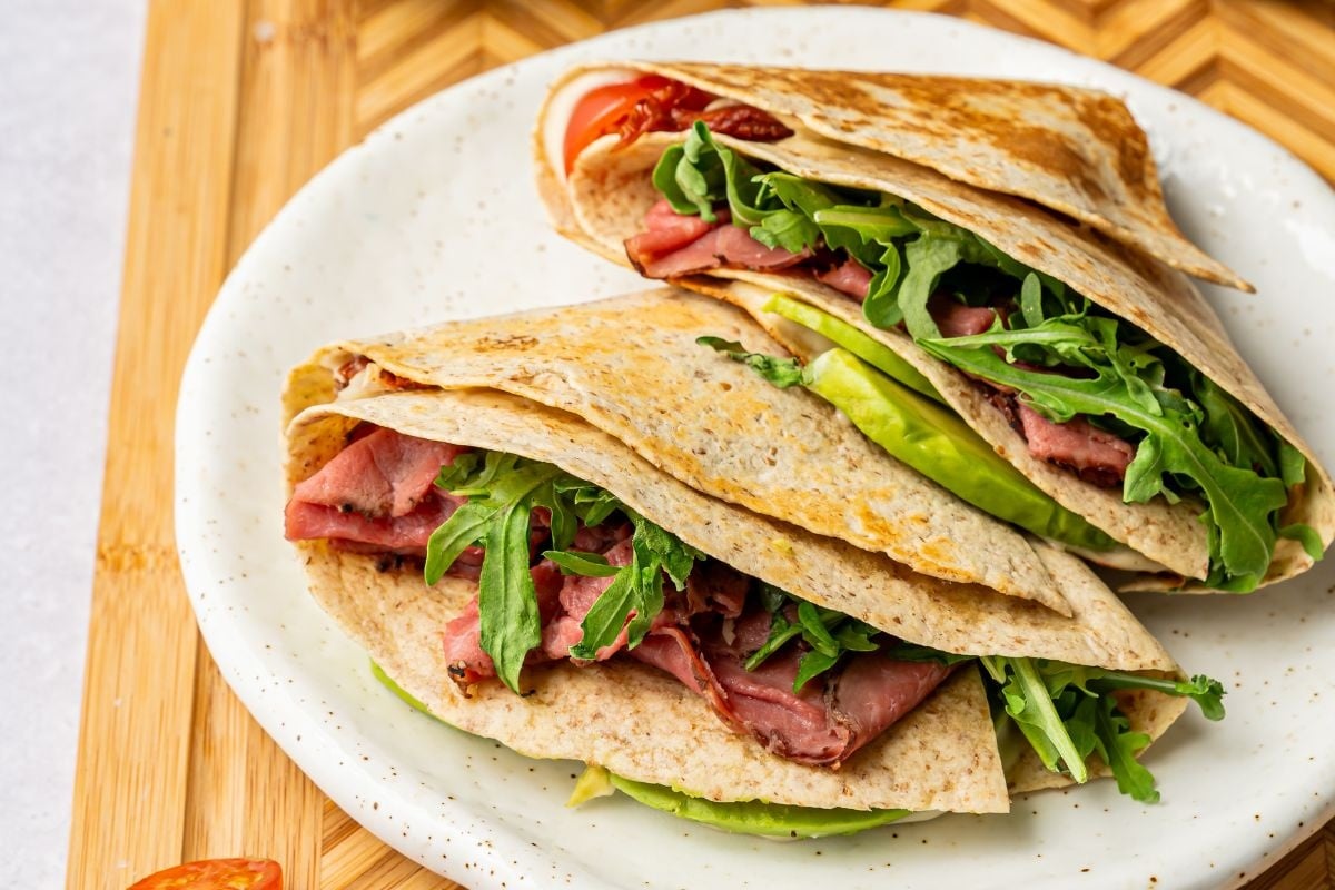 Koolhydraatarme lunch met een gevulde wrap