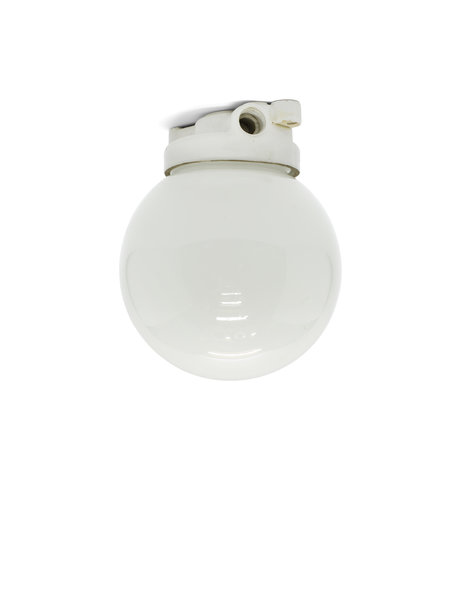 Industriele plafondlamp, witte bol in porseleinen houder, ca. 1930