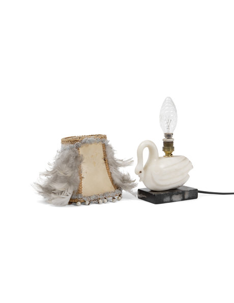 Kitsche tafellamp, zwaan met veren lampenkap, ca. 1940
