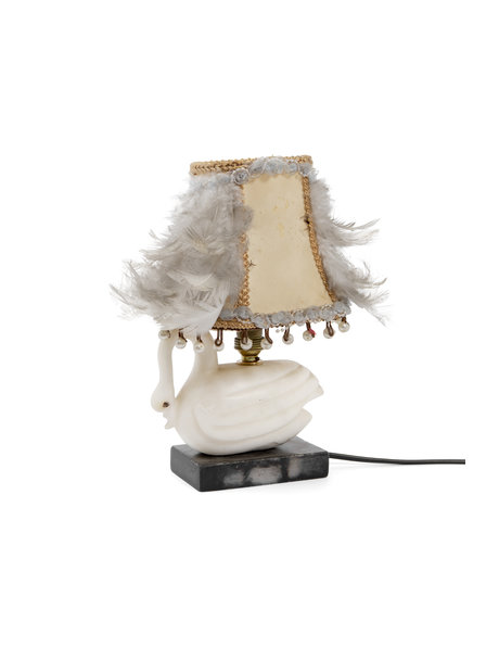 Kitsche tafellamp, zwaan met veren lampenkap, ca. 1940