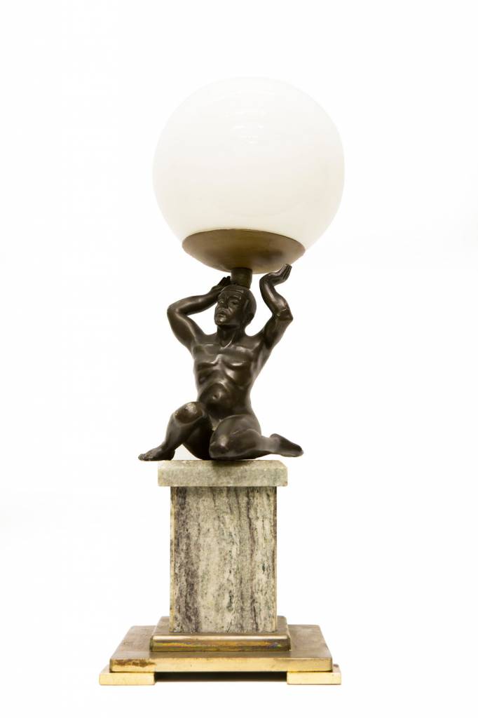 Wardianzaak Verwisselbaar niettemin Antieke tafellamp, natuurstenen voet, beeld van man die licht draagt -  Lamplord