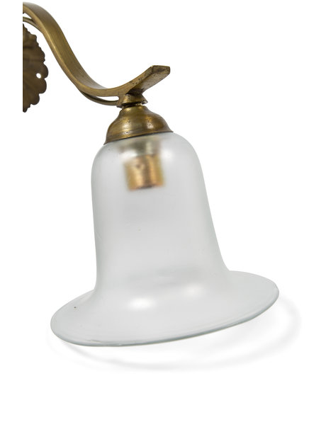 Klassiek wandlampje, koperen armatuur, glazen rokkapje, ca. 1940