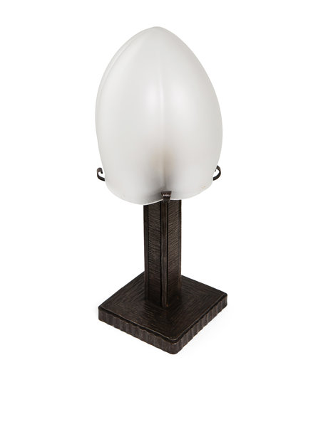 Klassieke tafellamp, smeedijzer armatuur met glazen lampenkap, ca. 1930
