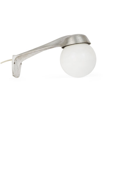 Industriele  Wandlamp, Witte Bol aan Robuust Armatuur