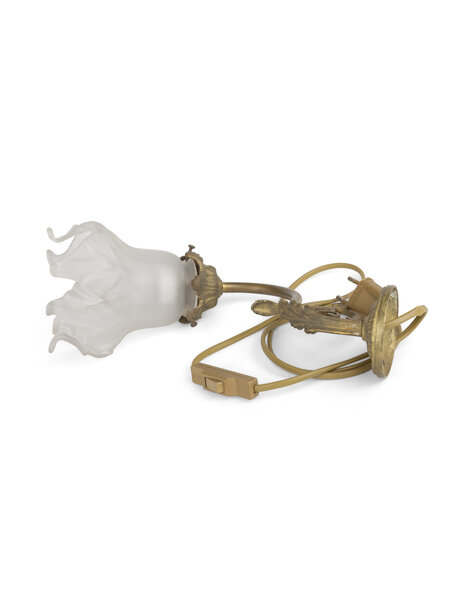Klassiek wandlampje met sierlijk glazen kapje