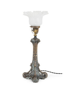 Oude Tafellamp met Klein Rokkapje, Jaren 30