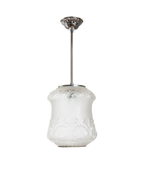 Oude hanglamp met zilverkleurige pendel