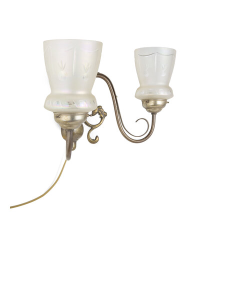 Klassieke wandlamp van messing, geslepen glas