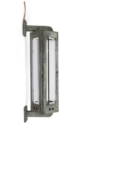 Robust industrial wall lamp with cut glass