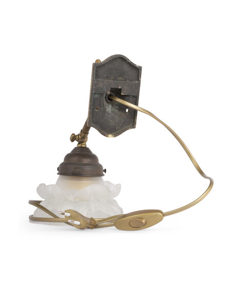 Klassiek wandlampje met klein glazen kapje