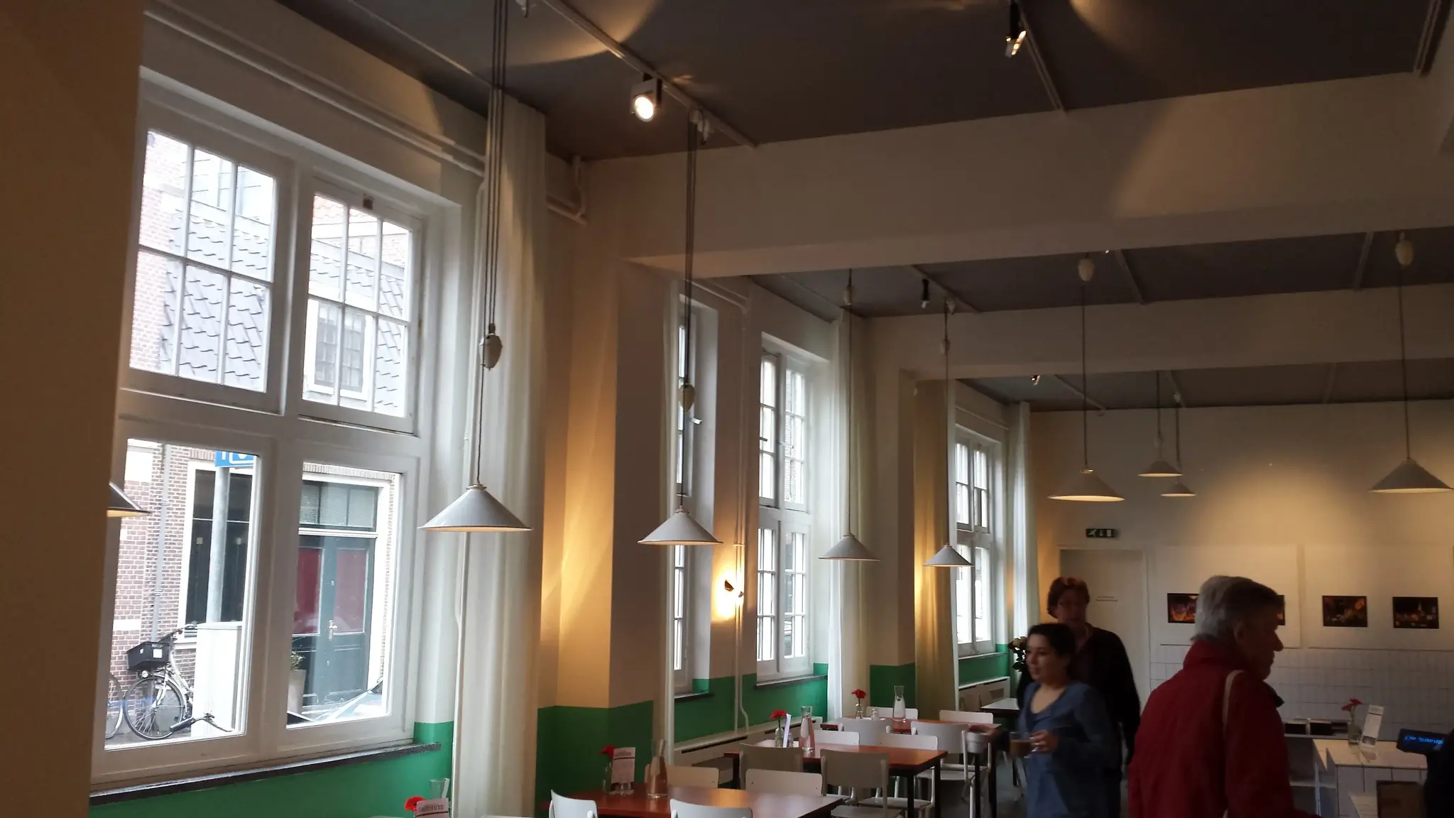 Lampenkappen en armaturen in café in België.