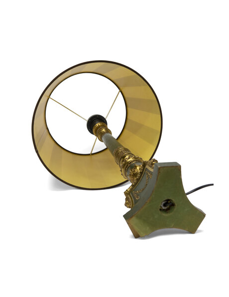 Table lamp with lions on base