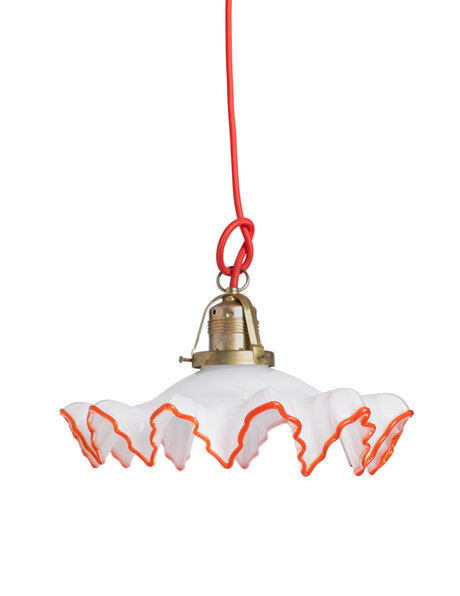 Kleine hanglamp, wit glazen kap met rode sierrand