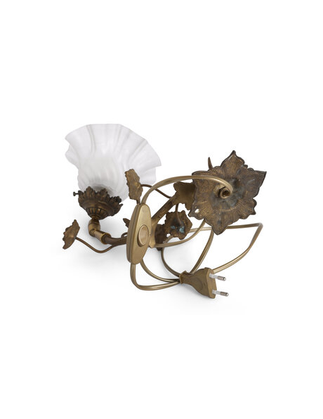 Koperen wandlamp met mat glazen kap