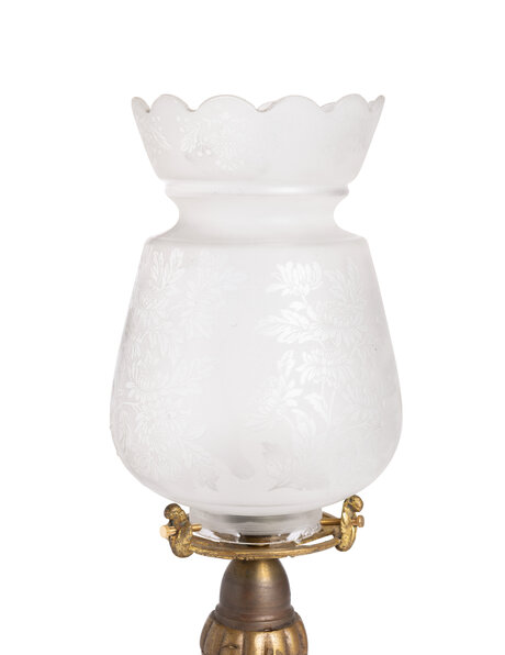 Tafellamp klassiek, glazen kap op koper armatuur