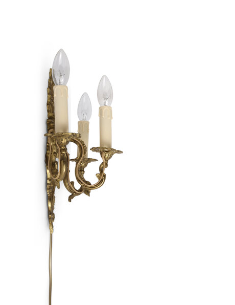 Classic wall lamp, entirely brass, three candles