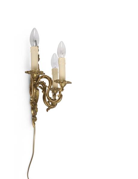 Classic wall lamp, entirely brass, three candles