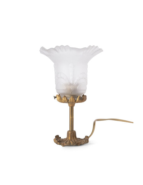 Tafellampje, klein rokkapje op koperen steel