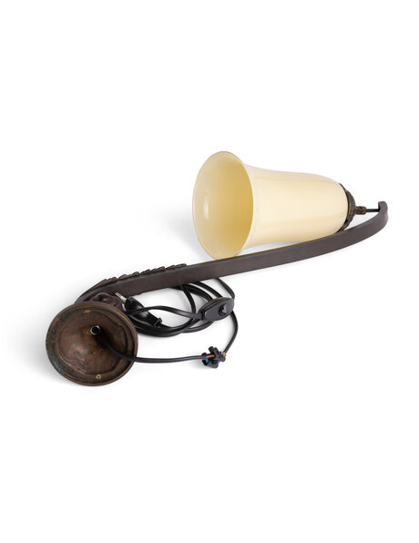 Oude wandlamp, bruin messing armatuur, licht geel glas