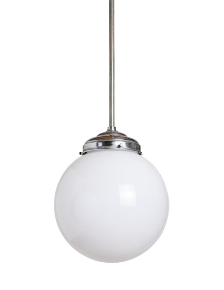 Oude hanglamp, witte glazen bol aan stang