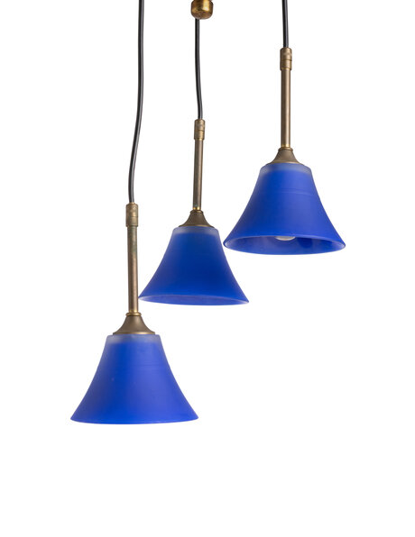 Leuke hanglamp, drie blauw glazen lampenkapjes
