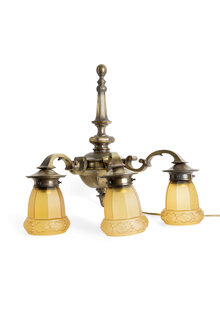 Klassieke Wandlamp met Drie Oker-Bruine Glazen Kappen