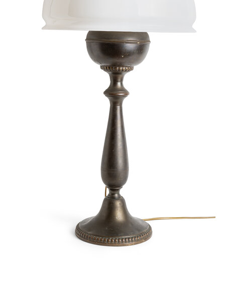 Oude tafellamp, wit glazen kap