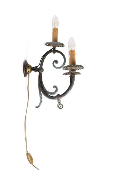 Oude gekrulde wandlamp, vrij groot