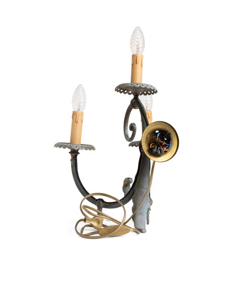 Oude gekrulde wandlamp, vrij groot