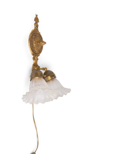 Klassieke wandlamp, messing en matglas, jaren 40