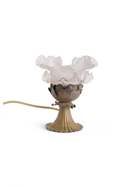 Nostalgic Table Lamp With Rose Shaped Frosted Glass