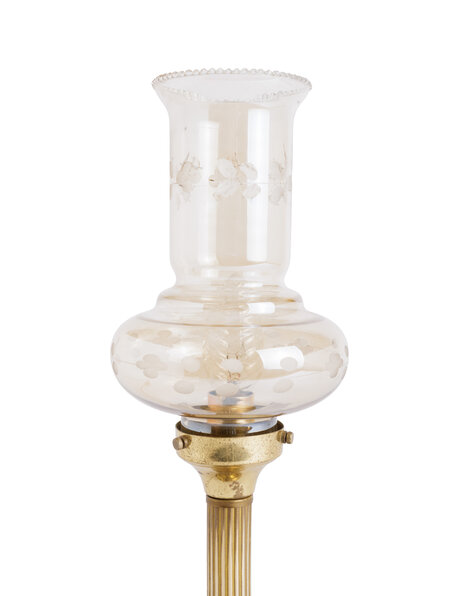 Antieke messing lamp, geëtst glas: bloemmotief