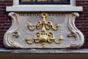 Kroonluchter, Gevelsteen de Bolkroon in Amsterdam