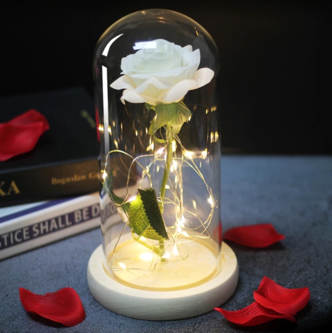 Art Rose dans une cloche en verre avec éclairage - Ornement de luxe en verre de fleurs de roses en soie