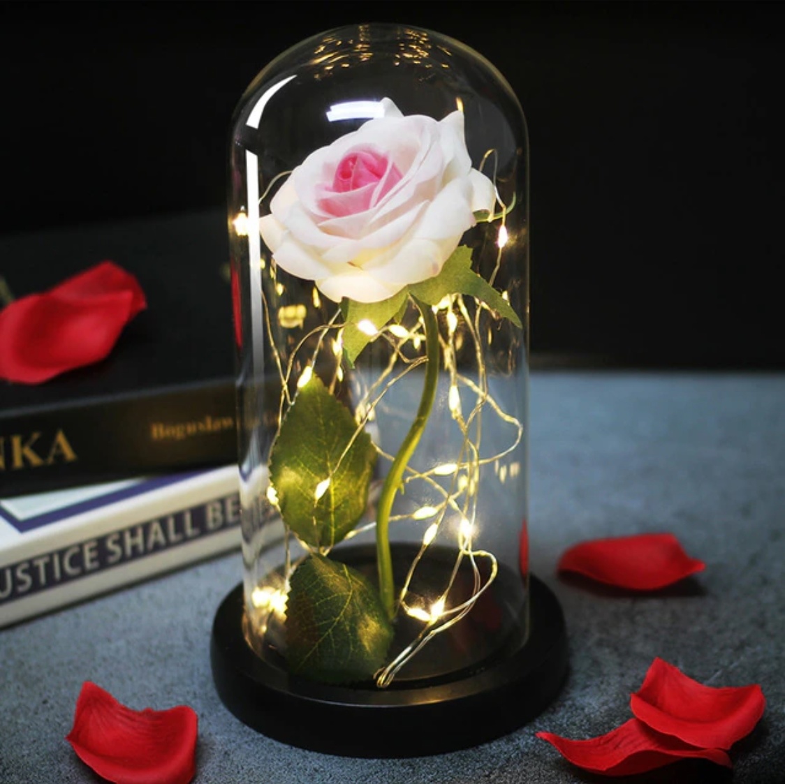 Art Rose dans une cloche en verre avec éclairage - Ornement de luxe en verre de fleurs de roses en soie