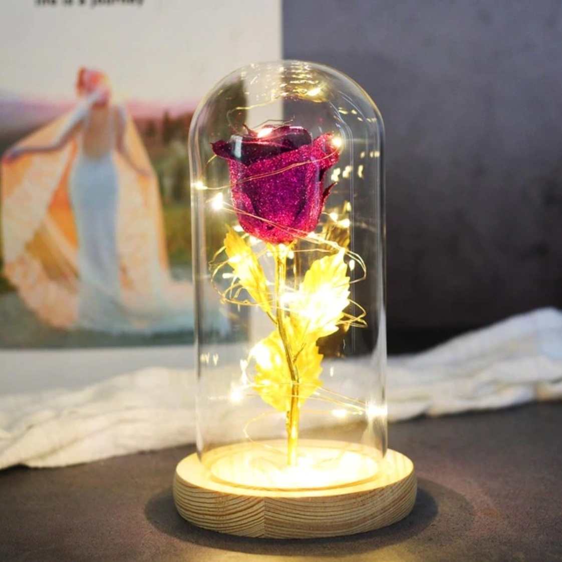 Art Rose dans une cloche en verre avec éclairage - Ornement de luxe en verre de fleurs de roses en soie